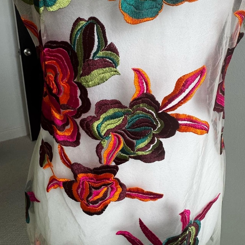 Elegant Floral Embroidered Midi Dress - Picture 3 of 6